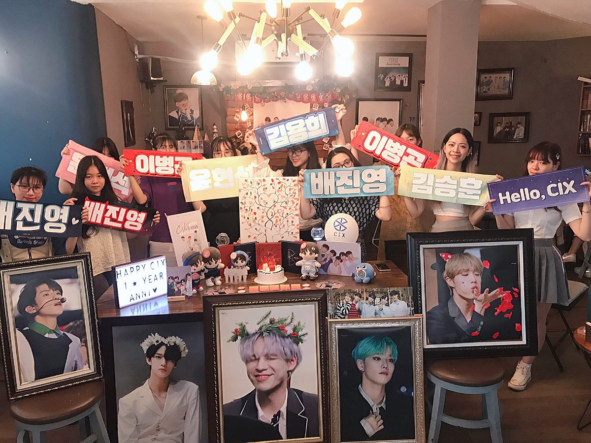 CIXVietnamUnion's tweet photo. ⭐️𝑺𝑯𝑶𝑲𝑨𝑲𝑲𝑶 | #𝑪𝑰𝑿 1-𝒀𝑬𝑨𝑹 𝑨𝑵𝑵𝑰𝑽𝑬𝑹𝑺𝑨𝑹𝒀  | CAFE EVENT  

#안녕_씨아이엑스_1주년
📍 HANOI
#HELLO_CIX_1YEAR
@CIX_twt @CIX_Official https://t.co/hJPU7bvM0u