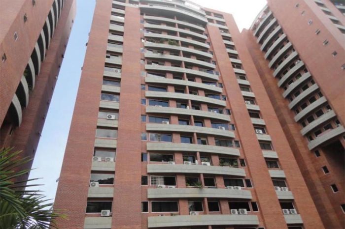 DiarioTalCual's tweet photo. 25 intentos de invasión a edificaciones caraqueñas se han reportado en la cuarentena #TalCual #ClaroyRaspao #ComoSiFueraPoco https://t.co/01cEnB9BtW https://t.co/v7rD25S6lz
