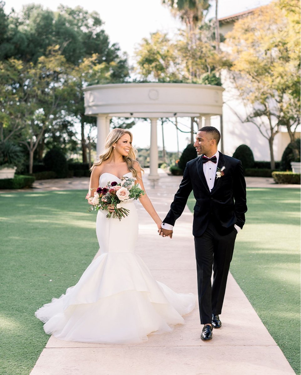 ja_bridal's tweet photo. Hold my hand, and never let it go ❤️
#JustinAlexander #style_8933
Photo: @brettloiephoto
Event planning: @intertwinedevents
Florist: @lilyrodenfloralstudio
.
.
.
.
.
.
#dreamy #romance #elegant #classy #sophisticated #weddingdressdetails #weddingdresscode #weddingdresses20 https://t.co/zFFJxtJeXx