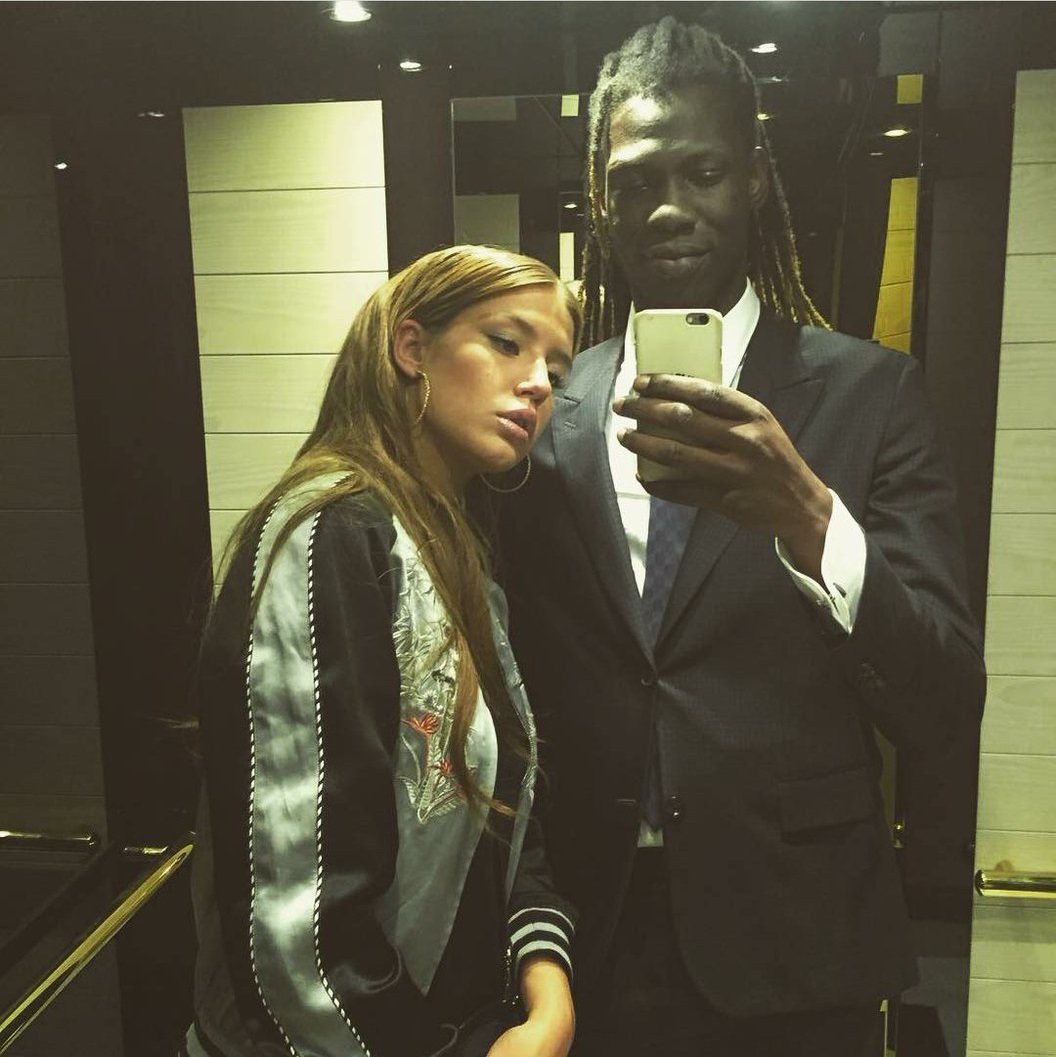 A modern couple.
Love has no color.