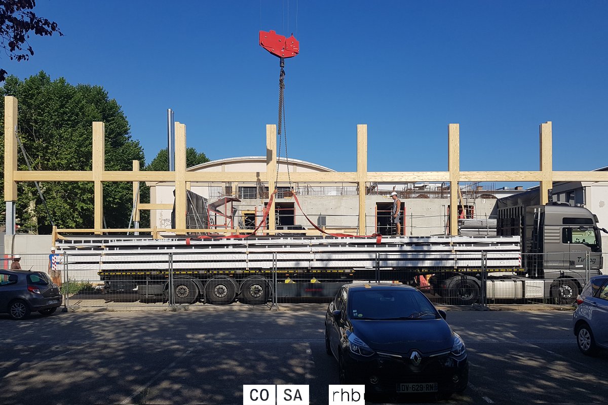 COSAarchi's tweet photo. The @Insa_Strasbourg architecture faculty's wooden beams structure rises.

#cosaarchi #rhbarchitectes #teamarchi #woodarchitecture
#schoolarchitecture #archilovers https://t.co/JFEEoZW68I