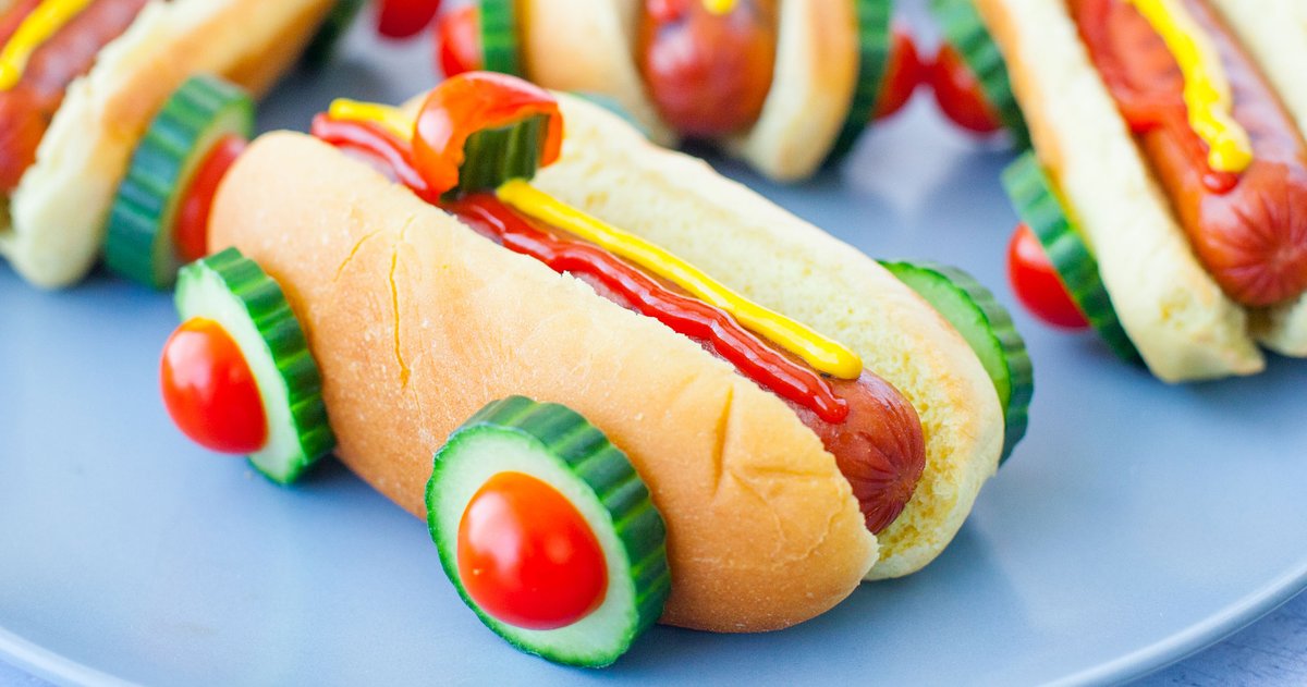 хот-доги. хот дог рисованный. креативные сосиски. хот дог из пластилина. изображение хот дога.