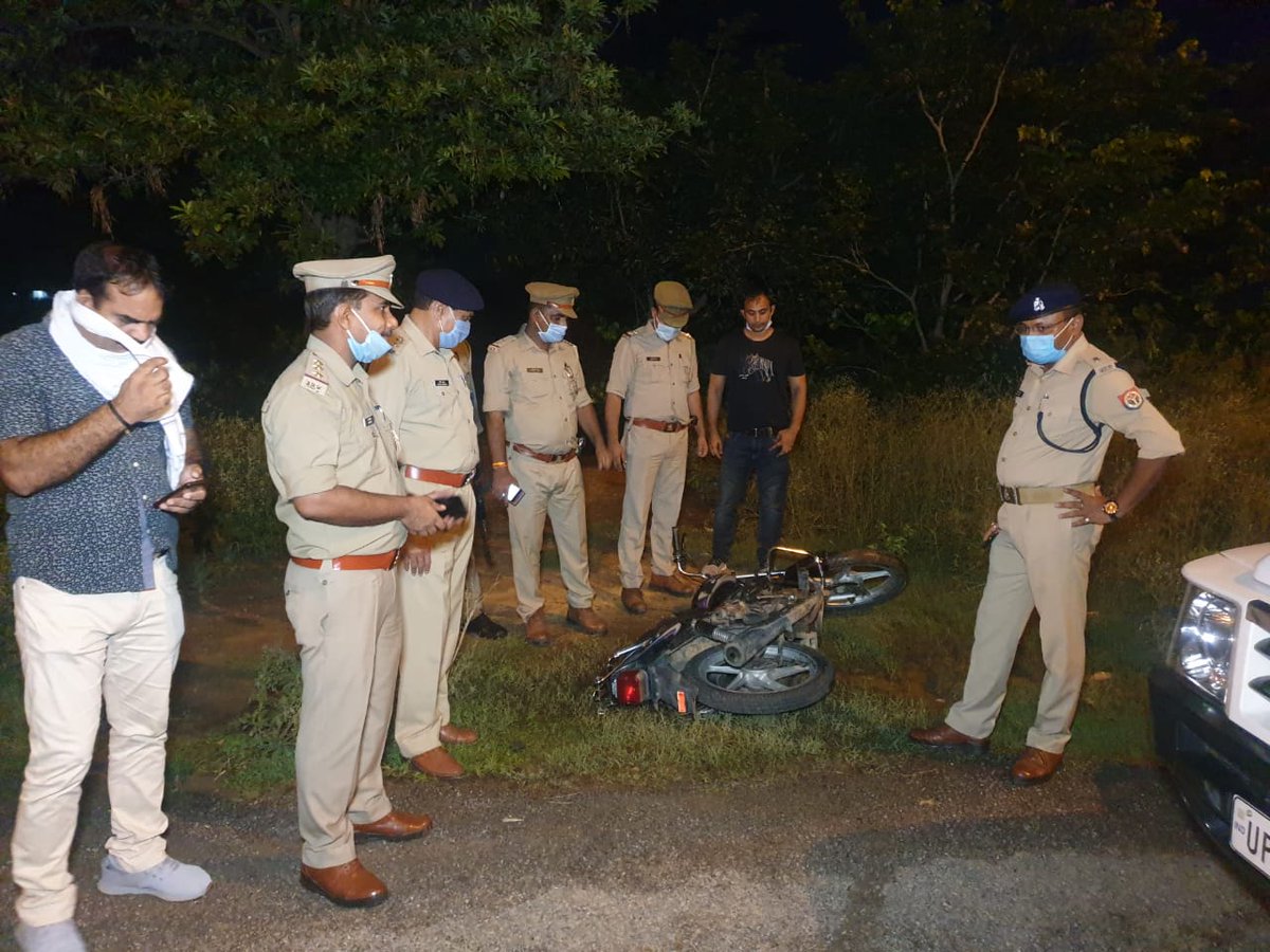 #CrackdownNoida 

चेकिंग के दौरान थाना दादरी क्षेत्र में पुलिस व बदमाशों के बीच मुठभेड़ में गैंगस्टर 25,000 रू0 का इनामी बदमाश देवेंद्र गोली लगने से घायल/गिरफ्तार, कब्जे से अवैध हथियार व मोटरसाइकिल बरामद। 

<a href="/Uppolice/">UP POLICE</a>