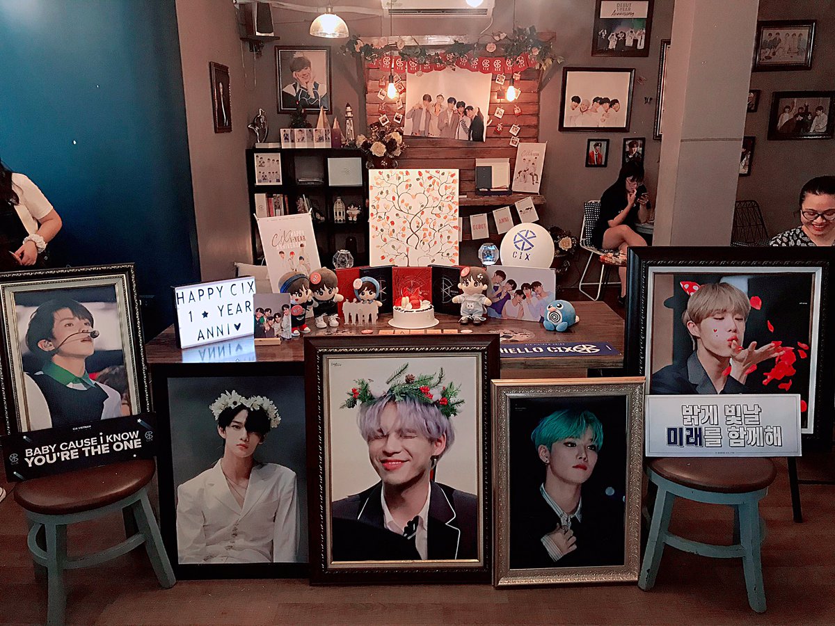 CIXVietnamUnion's tweet photo. ⭐️𝑺𝑯𝑶𝑲𝑨𝑲𝑲𝑶 | #𝑪𝑰𝑿 1-𝒀𝑬𝑨𝑹 𝑨𝑵𝑵𝑰𝑽𝑬𝑹𝑺𝑨𝑹𝒀  | CAFE EVENT  

#안녕_씨아이엑스_1주년
📍 HANOI
#강아지발챌린지 하고 후니의 브이앱도 같이 봤어요 ㅎㅎㅎ
#HELLO_CIX_1YEAR
@CIX_twt @CIX_Official https://t.co/qUqAHLd9iL