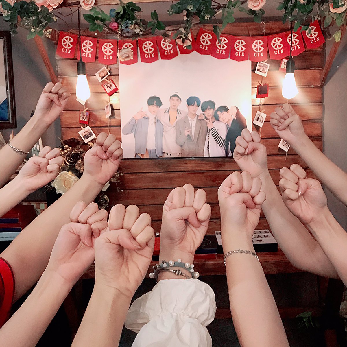 CIXVietnamUnion's tweet photo. ⭐️𝑺𝑯𝑶𝑲𝑨𝑲𝑲𝑶 | #𝑪𝑰𝑿 1-𝒀𝑬𝑨𝑹 𝑨𝑵𝑵𝑰𝑽𝑬𝑹𝑺𝑨𝑹𝒀  | CAFE EVENT  

#안녕_씨아이엑스_1주년
📍 HANOI
#강아지발챌린지 하고 후니의 브이앱도 같이 봤어요 ㅎㅎㅎ
#HELLO_CIX_1YEAR
@CIX_twt @CIX_Official https://t.co/qUqAHLd9iL