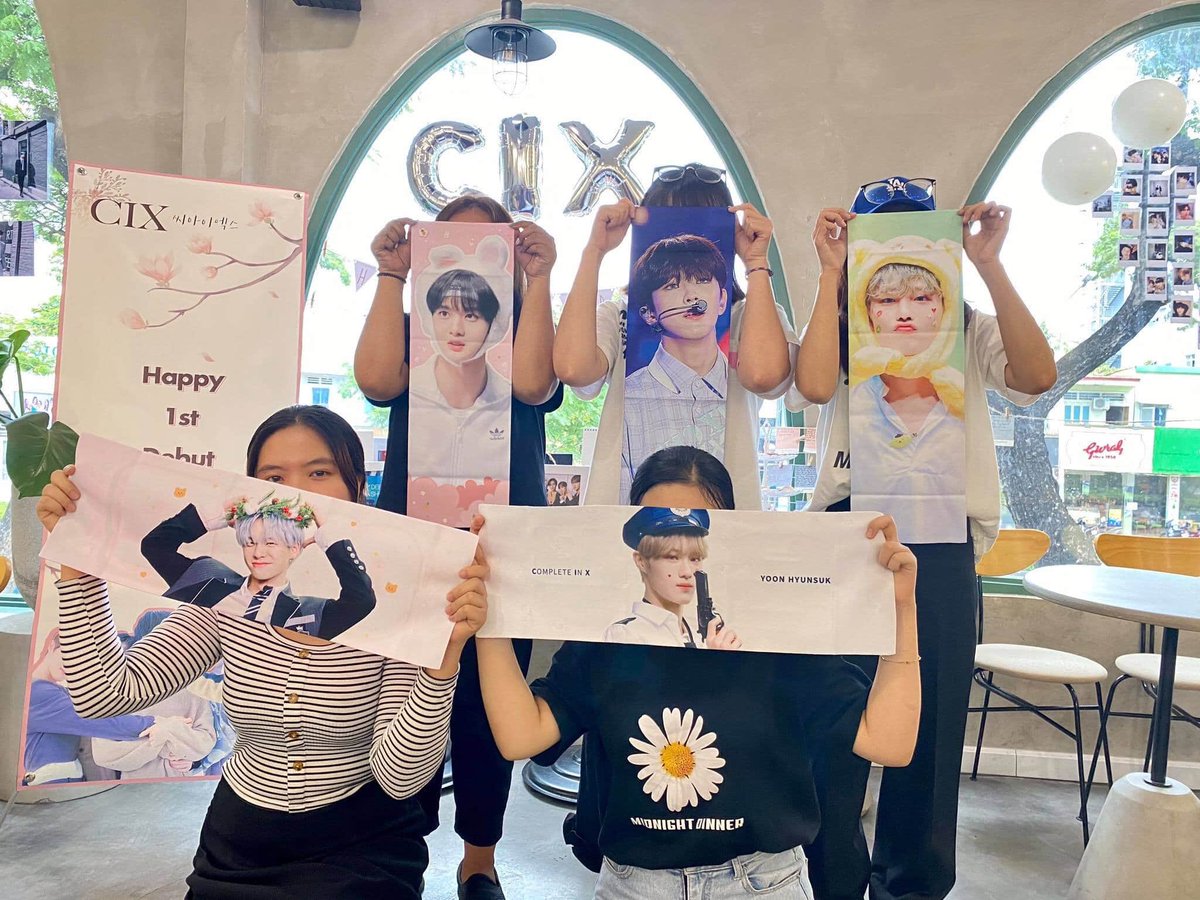 CIXVietnamUnion's tweet photo. ⭐️𝑺𝑯𝑶𝑲𝑨𝑲𝑲𝑶 | #𝑪𝑰𝑿 1-𝒀𝑬𝑨𝑹 𝑨𝑵𝑵𝑰𝑽𝑬𝑹𝑺𝑨𝑹𝒀  | CAFE EVENT  

#안녕_씨아이엑스_1주년
📍 HoChiMinh city 
#HELLO_CIX_1YEAR
@CIX_twt @CIX_Official #씨아이엑스 https://t.co/J5lPMxi0H4