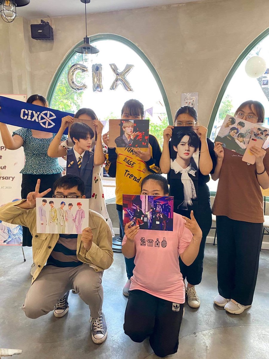 CIXVietnamUnion's tweet photo. ⭐️𝑺𝑯𝑶𝑲𝑨𝑲𝑲𝑶 | #𝑪𝑰𝑿 1-𝒀𝑬𝑨𝑹 𝑨𝑵𝑵𝑰𝑽𝑬𝑹𝑺𝑨𝑹𝒀  | CAFE EVENT  

#안녕_씨아이엑스_1주년
📍 HoChiMinh city 
#HELLO_CIX_1YEAR
@CIX_twt @CIX_Official #씨아이엑스 https://t.co/J5lPMxi0H4