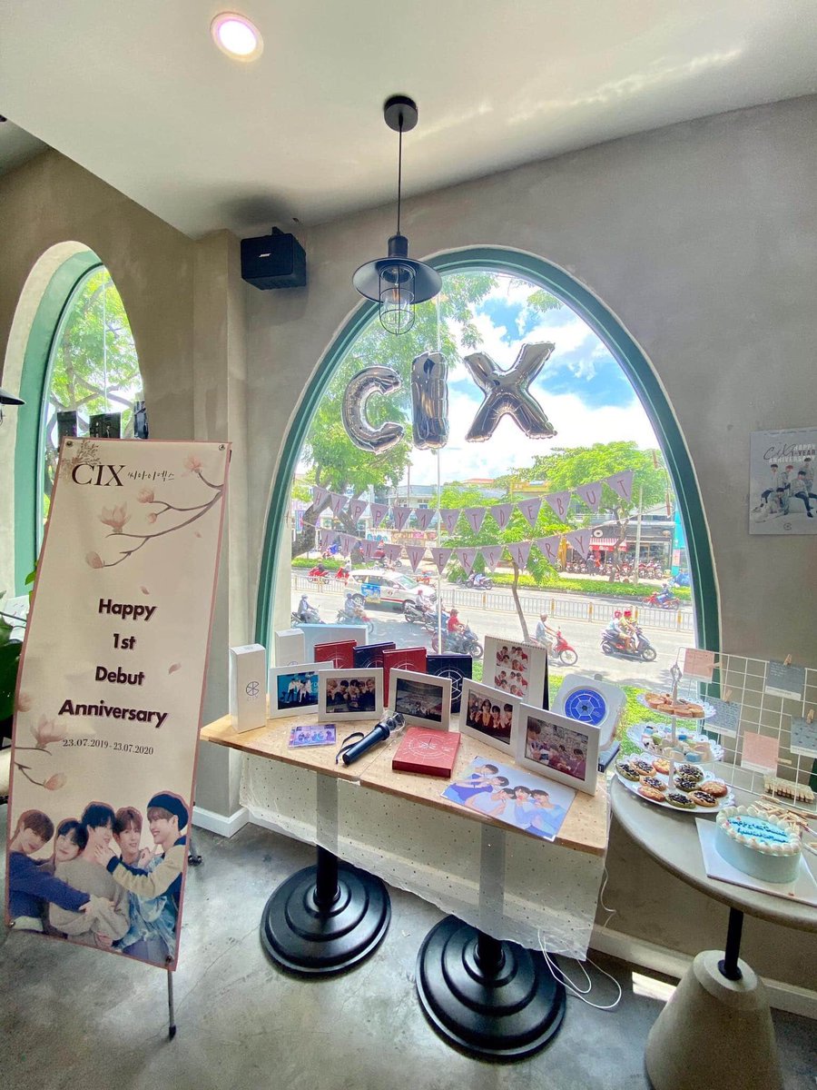 CIXVietnamUnion's tweet photo. ⭐️𝑺𝑯𝑶𝑲𝑨𝑲𝑲𝑶 | #𝑪𝑰𝑿 1-𝒀𝑬𝑨𝑹 𝑨𝑵𝑵𝑰𝑽𝑬𝑹𝑺𝑨𝑹𝒀  | CAFE EVENT  

#안녕_씨아이엑스_1주년
📍 HoChiMinh city
#HELLO_CIX_1YEAR
@CIX_twt @CIX_Official #씨아이엑스 https://t.co/kf98YQck2q