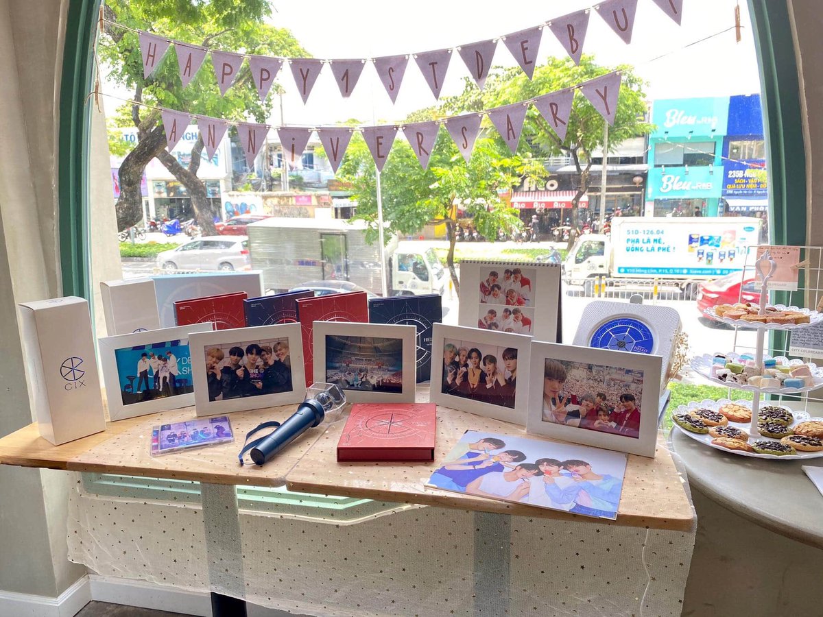 CIXVietnamUnion's tweet photo. ⭐️𝑺𝑯𝑶𝑲𝑨𝑲𝑲𝑶 | #𝑪𝑰𝑿 1-𝒀𝑬𝑨𝑹 𝑨𝑵𝑵𝑰𝑽𝑬𝑹𝑺𝑨𝑹𝒀  | CAFE EVENT  

#안녕_씨아이엑스_1주년
📍 HoChiMinh city
#HELLO_CIX_1YEAR
@CIX_twt @CIX_Official #씨아이엑스 https://t.co/kf98YQck2q