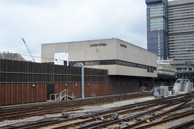 If you enjoyed our  #geekthread on the upcoming  #HitherGreen engineering work, which marks the end of 46-years of signalling from this brutalist building at London Bridge, you might enjoy this mini-thread... /1