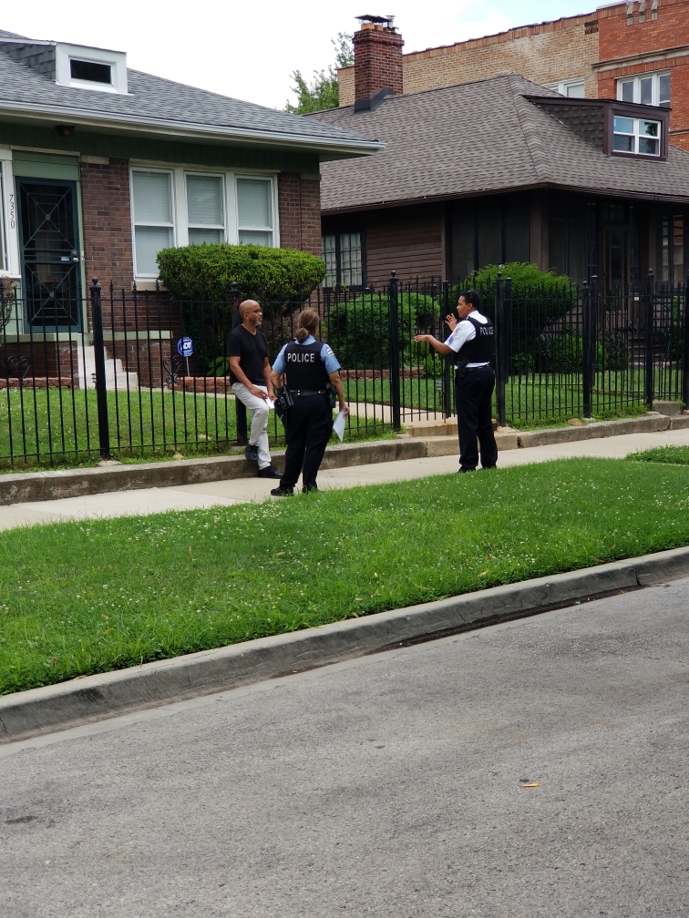 ChicagoCAPS03's tweet photo. @ChicagoCaps03 canvassing the area, engaging the community, and passing out anonymous tip flyers. #PositivePoliceInteraction #TogetherWeCan https://t.co/zIiGJeXEXY