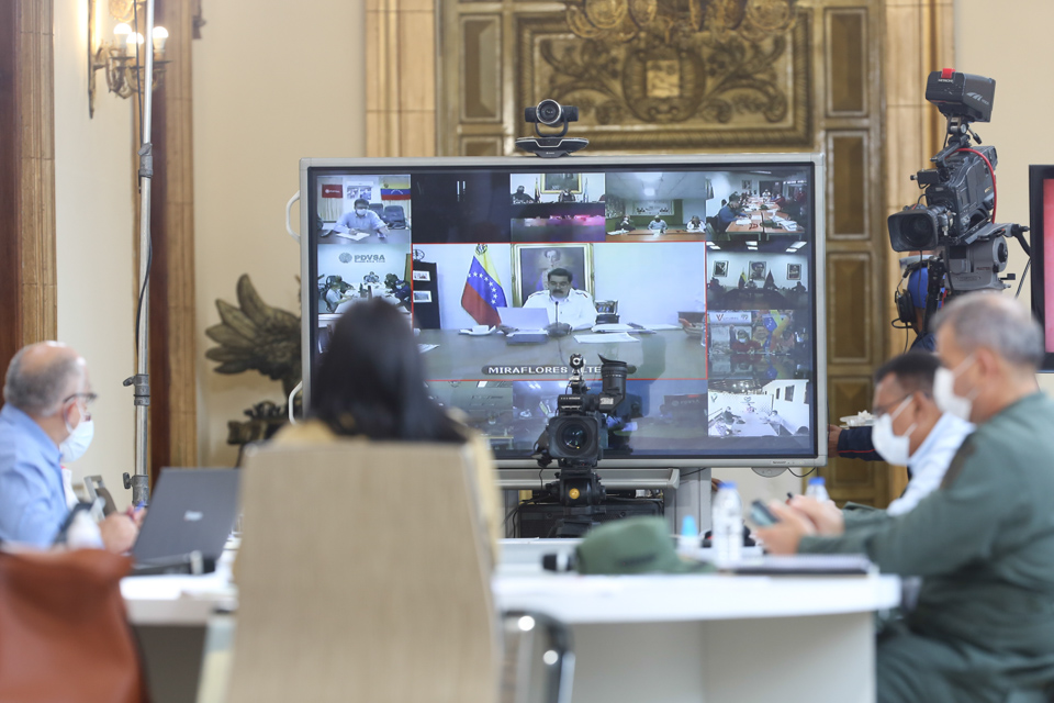 #Enterate || Consulta popular determinará esquema de flexibilización en estados con repunte de COVID-19 para la próxima semana, periodo que comprenderá la reactivación del sector económico, informó el presidente <a href="/NicolasMaduro/">Nicolás Maduro</a>.

Más detalles aquí: url2.cl/yA3CH