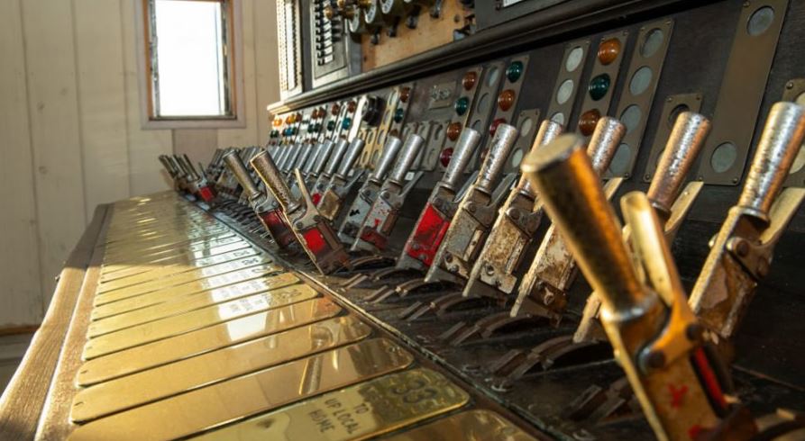 Perched high on the viaduct above the market, it signalled 100 trains per hour at the busiest times, using an old lever frame (pictured), and was a two-man job. Amazingly, the box has been preserved  @RailwayMuseum , which reopens to the public on 4 August. /3