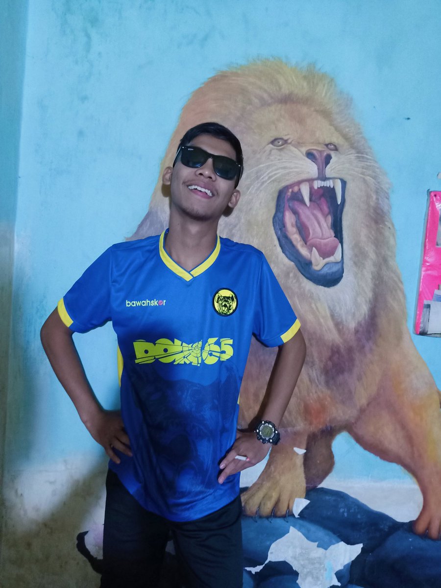 pandhusaka's tweet photo. "dom 65 tidak memainkan sepak bola, dom 65 memainkan street punk". Imamsenoaji
#dom65 #hyenabrigadeindonesia #fortuna https://t.co/UFksE1iwMj