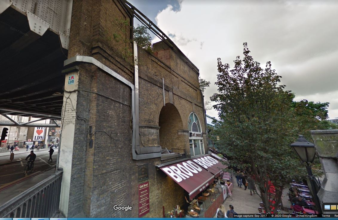 While the box now lives in York, it's not hard to spot where it once sat, with a staircase from London Bridge up to the eryie overlooking  @Southwarkcathed . There's just a gap in the wall now! /4