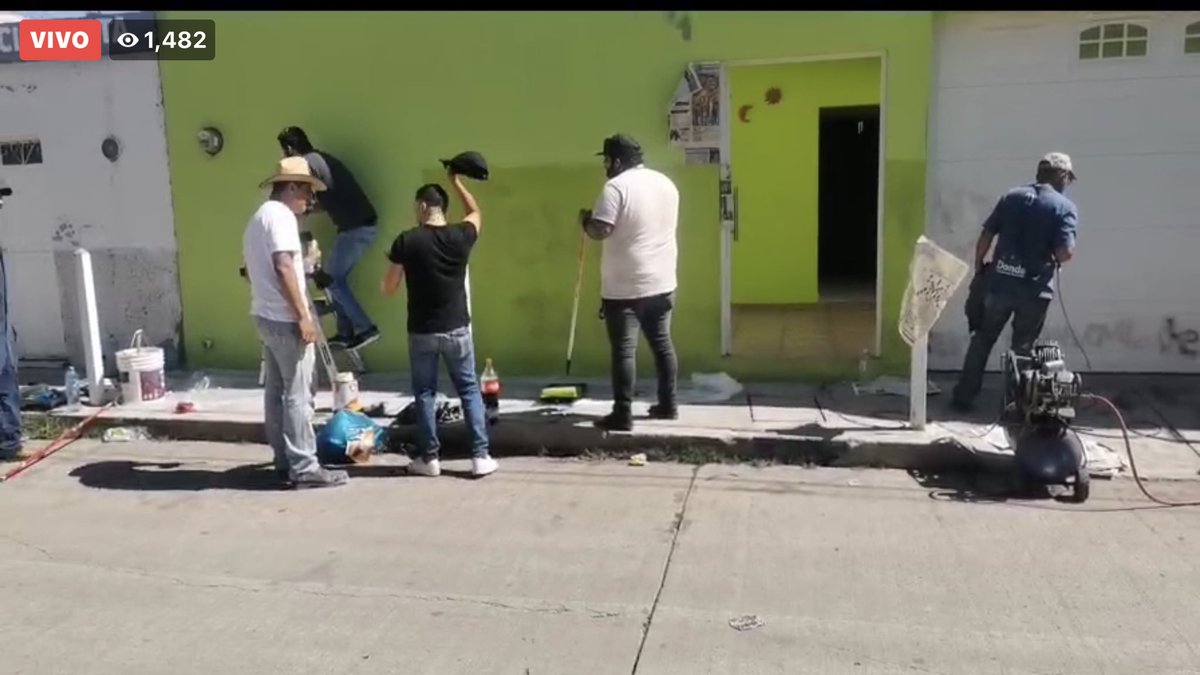 ZujeyLuna10's tweet photo. Aplaudible la acción de ciudadanos que se sumaron para respaldar a la enfermera amenazada, y ayudarle a restaurar la fachada de su casa. 👍🏻👏🏻👏🏻👏🏻👏🏻👏🏻👏🏻👏🏻👏🏻👏🏻👏🏻👏🏻👏🏻👏🏻 https://t.co/eYAJx8E3Gf