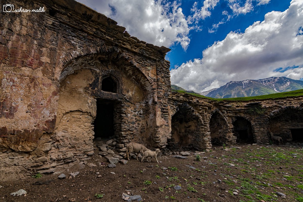 & local Rajas and Mughal Governors aided him in the erection.A perfect square, with two out-grown domes, on the front and the back side. The stones used, are the local sedimentary rocks bound together with ‘Choona-surkhi’; 1000 times stronger than the concrete used today.(2/n)