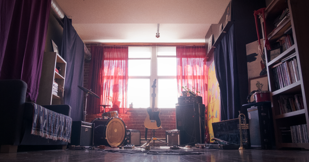 _Picompo_'s tweet photo. One of the set we created. Turn the camera the other way, you can see we had to destroy that apartment to make it happen. Thank you @DjibrilMP  for letting us use your space.
//
Pour accommoder l'espace que nous avions besoins pour filmer, nous avons du détruire cet appartement. https://t.co/XUmYKj16nM