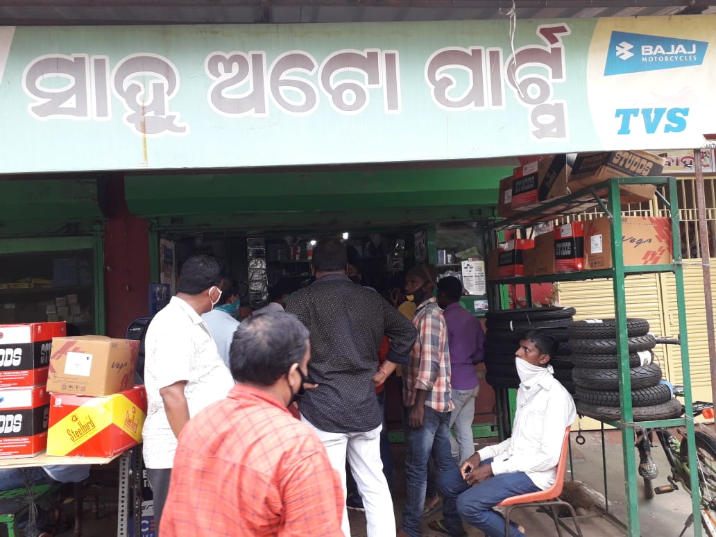 DM_Mayurbhanj's tweet photo. SubCollector Baripada team, alongwith police sealed Sahu Auto Parts shop, in Baripada Municipality, for violation of social distancing norms.

@CMO_Odisha 
@rvineel_krishna https://t.co/msxvGEvKql