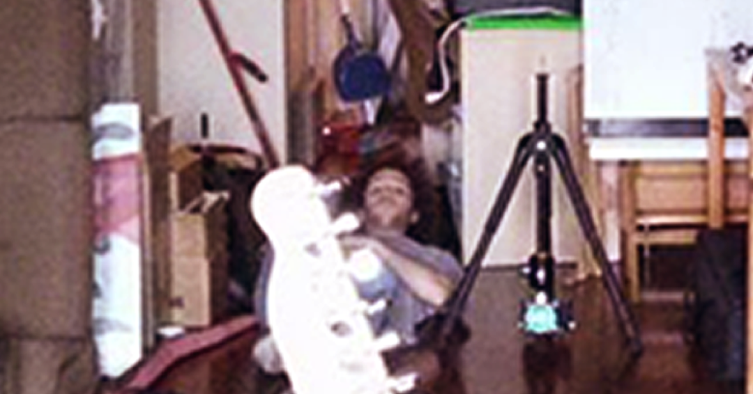 _Picompo_'s tweet photo. One of the set we created. Turn the camera the other way, you can see we had to destroy that apartment to make it happen. Thank you @DjibrilMP  for letting us use your space.
//
Pour accommoder l'espace que nous avions besoins pour filmer, nous avons du détruire cet appartement. https://t.co/XUmYKj16nM