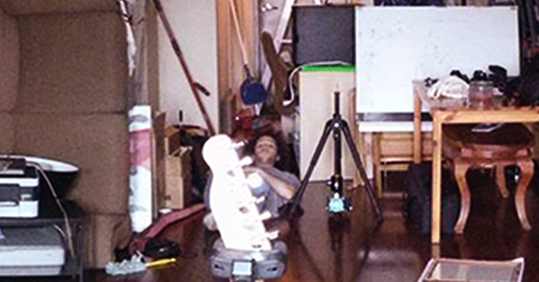 _Picompo_'s tweet photo. One of the set we created. Turn the camera the other way, you can see we had to destroy that apartment to make it happen. Thank you @DjibrilMP  for letting us use your space.
//
Pour accommoder l'espace que nous avions besoins pour filmer, nous avons du détruire cet appartement. https://t.co/XUmYKj16nM