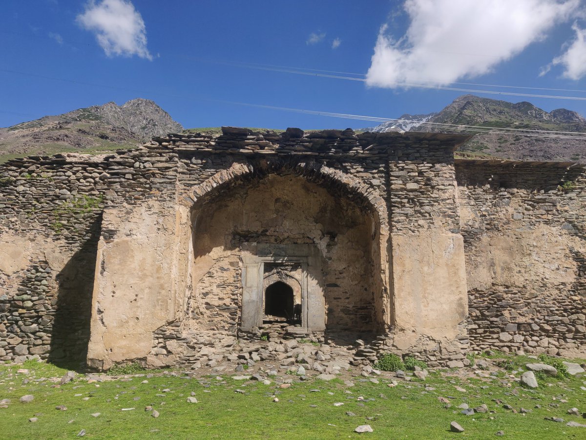 The left and right of the ‘Sarai’ are divided into 7 equal compartments; while the front and the rear in 9 compartments, including the entry area. And over the door of each compartment, was an arched lattice carved out of stone, left partially in 1 or 2.(5/n)