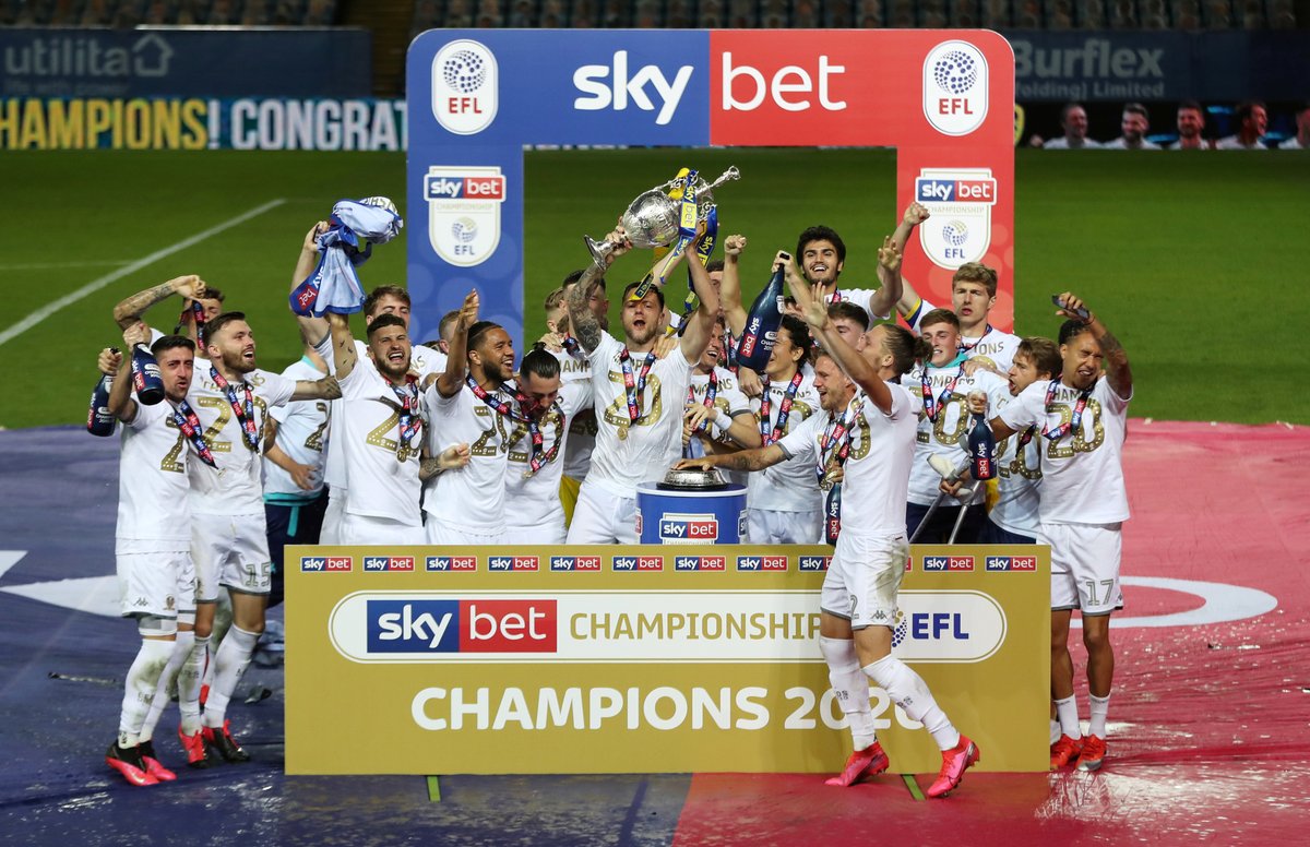 panditfootball's tweet photo. Penyerahan trofi Divisi Championship untuk Leeds United. 🏆

Selamat datang di Premier League! https://t.co/zP9Ox265Av