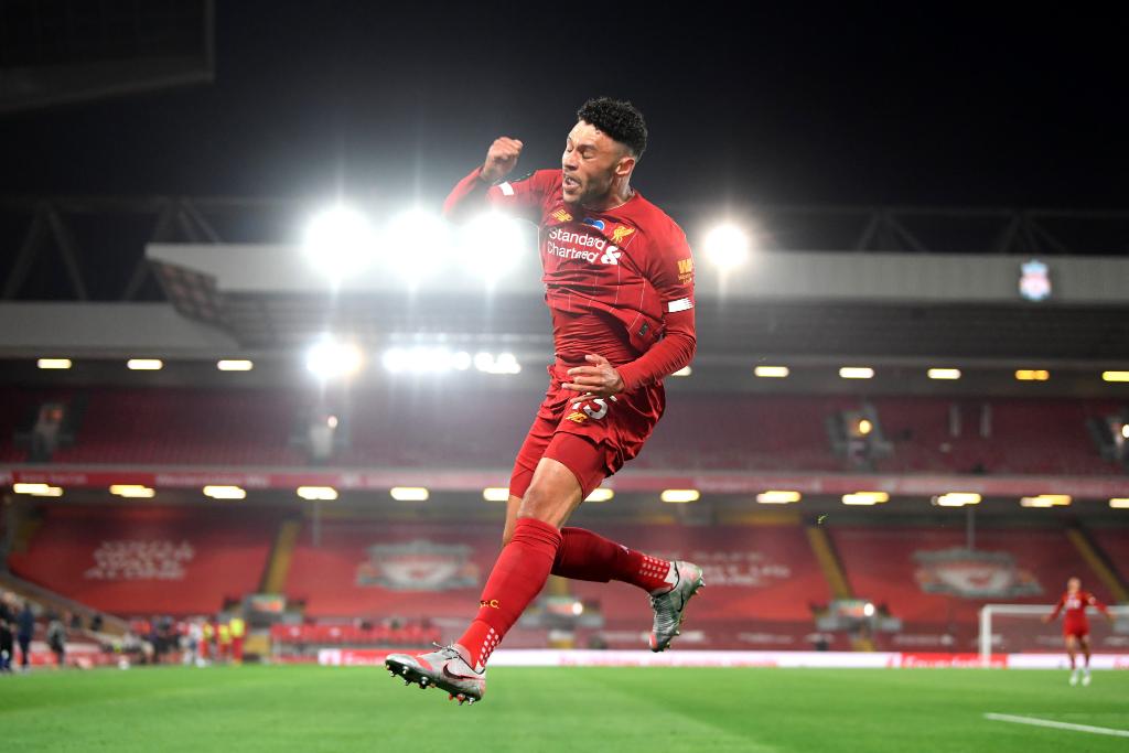 ESPNFC's tweet photo. 23': Liverpool 1-0 Chelsea
38': Liverpool 2-0 Chelsea
43': Liverpool 3-0 Chelsea
48': Liverpool 3-1 Chelsea
55': Liverpool 4-1 Chelsea
61': Liverpool 4-2 Chelsea
73': Liverpool 4-3 Chelsea
84': Liverpool 5-3 Chelsea

Can we keep playing forever?! 🙏 https://t.co/EI4VDXeV3e