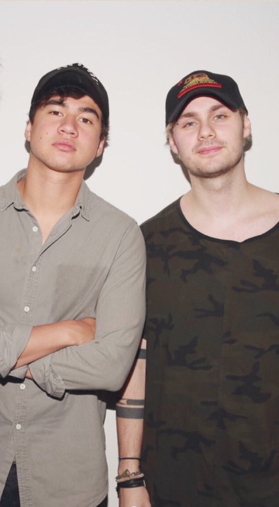 Arisa5SOS's tweet photo. 夢の話の続き
こんな感じで角から歩いて出て来て
私が泣きながらそこに向かって走って
とりあえずOmg I love you言いまくって
夢の中でも言葉が出て来なかった
やっぱり2人ともオーラが違かった
そして遠い存在だった https://t.co/x88wewsezC