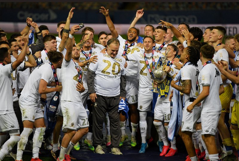 sportsfacultyng's tweet photo. Leeds United celebrate their Championship title win and their return to the #PremierLeague .
#LeedsUnited #Championship #Sportsfaculty https://t.co/dWB5AEYfQV