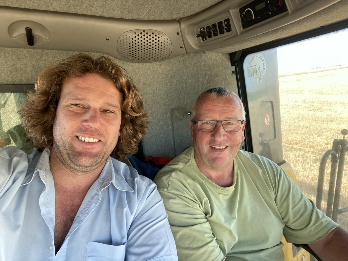 olivier_simeon's tweet photo. Gabriel Niay ex maire de Châtillon-sur-Oise à lui aussi fait son tour de batteuse #invitetonmaire https://t.co/xqDaUbJi5J