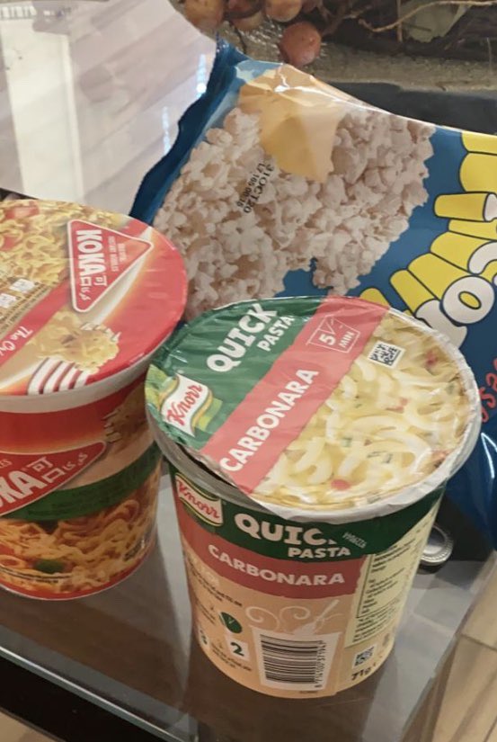 LouCremin's tweet photo. @toteslol I wonder does she know about the knorr quick lunch?? https://t.co/7Zj0qOXWcp