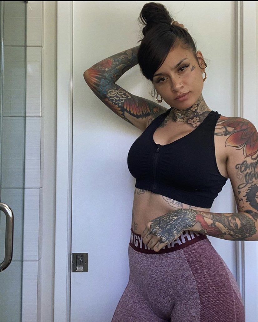 CrownedParadox's tweet photo. || Are you FUCKIN kidding me? Who gave her the actual right to look so damn good? https://t.co/yBi8B0WwLd