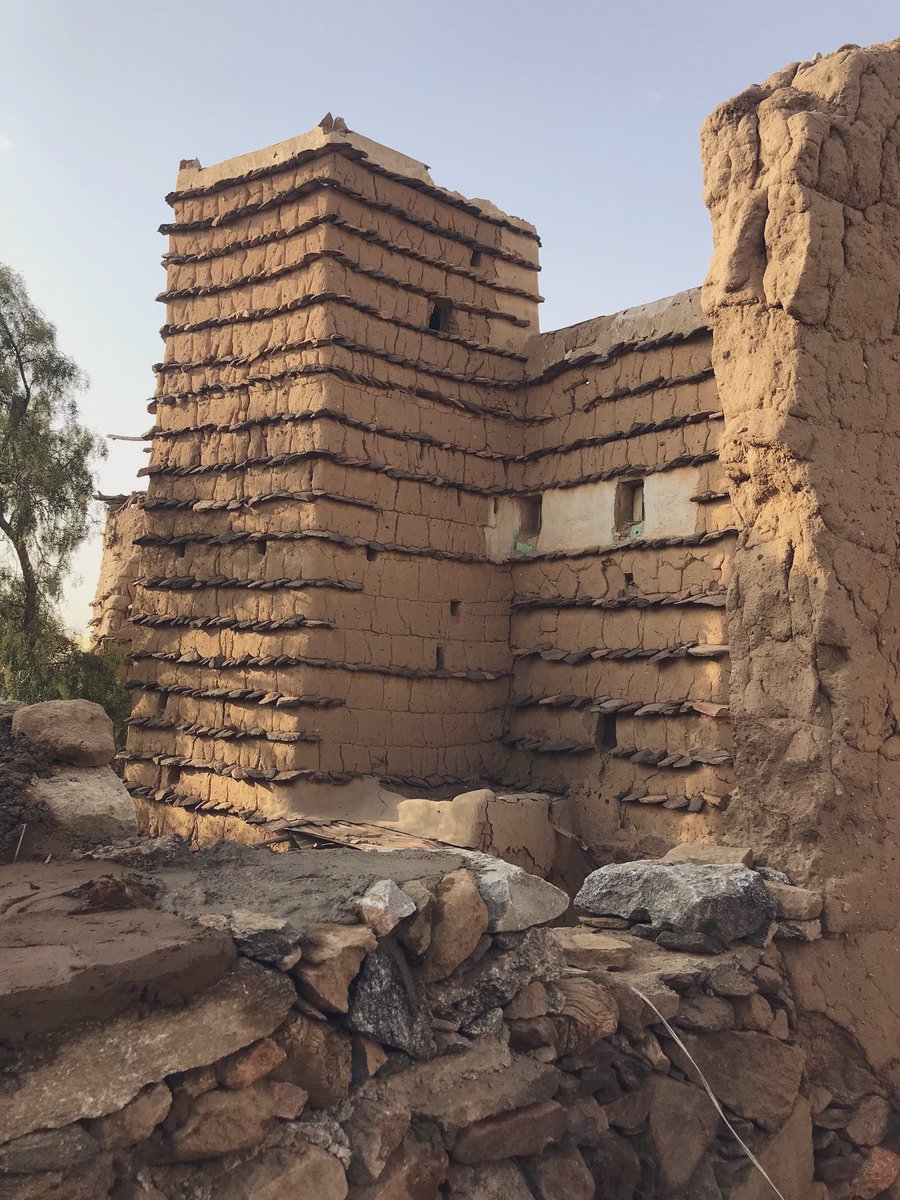 AbdulelahAlfars's tweet photo. @SaudiTourism @IAseeer @AsirTourism @KSA24 @JamalBnHuwaireb @hanialimoqbel @alrobai28 @majed_cs @VisitAseer @Mal_hothaly @abd_al3li @Salwaalomran @mhamazni @NtSafaBaz @azeez9831 @aliasire2 @SASCA_ABH @waj_22 @Sami__Jameel @fares_albashiri @drfalyahya @arabnews @FutaisBugnah @turki0601 @AL_gunme #فن من #فنون المحافظة على التراث الوطني في #السعودية🇸🇦قرية #المسقي الأثرية والواقعة بشعف #شهران جنوب شرق مدينة #أبها في منطقة #عسير جسدت إرث حضاري وثقافي وتميزت بنمط وطراز تراثها العمراني الشامخ واحتضنت مسجد أثري يؤرخ لآكثر من ألف عام وأشتهرت القرية بالزراعية ووفرة المياه الجوفية https://t.co/37Ljvcdcnz