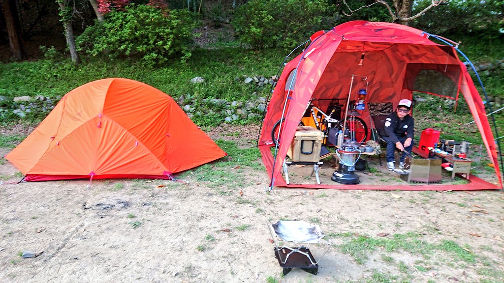 naoto_numata's tweet photo. THE NORTH FACE
(TALUS3) (Geodome4)

MSR
Accsess3

Helinox
(A BATHING APE®)(Nona dome4.0)

Snow Peak
(Amenity Dome L)(Lounge Shell)

好き：キャンプ🏕️らーめん🍜🍥自転車🚴‍♂️クワガタ採集

#キャンプ好きとして軽く自己紹介 https://t.co/mBNHPuUPgf