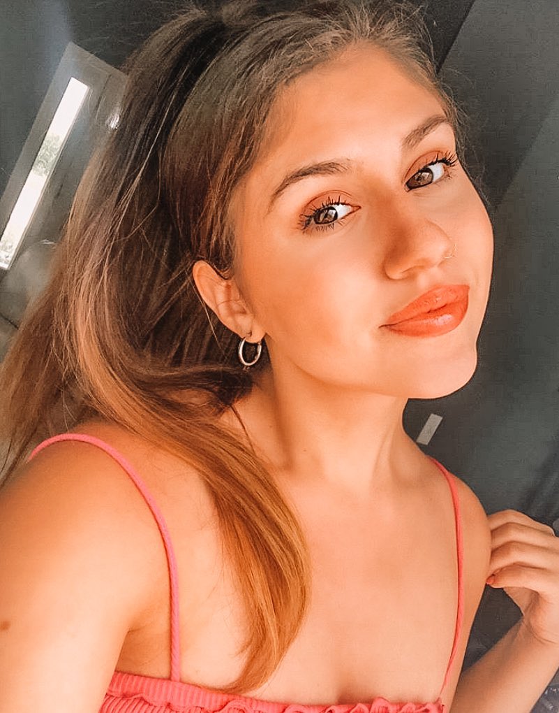 just an aphi girl living in an aphi world 🍭💬 make sure you all sign up for recruitment...we can’t wait to meet you! #alphaphieiu #sisterhood #envytheivy