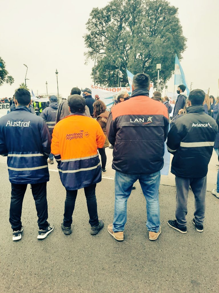 laCELESTEdeAPTA's tweet photo. Hoy como todos los días, los trabajadores aeronáuticos de AEROLÍNEAS, AUSTRAL, AVIANCA y LATAM, demuestran que LOS AERONÁUTICOS SOMOS UNA GRAN FAMILIA!

        🇦🇷 #ProhibidoRendirse 🇦🇷 https://t.co/JlyJc9fK24
