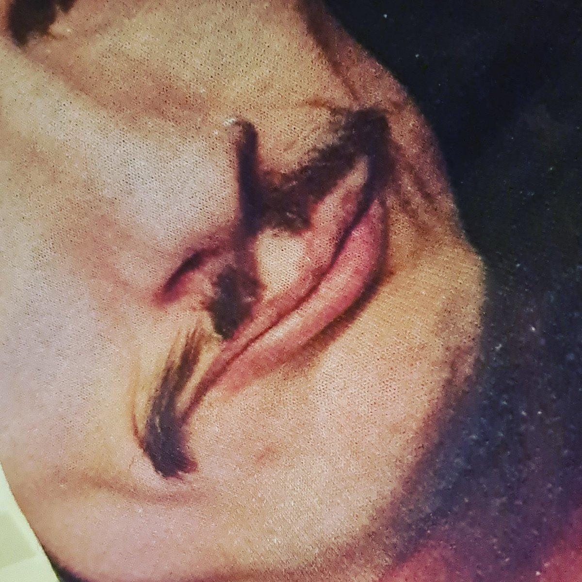 guia78's tweet photo. #Day30
#lips π
#everyinch of
@JustinHawkins
-
Reppin @thedarkness
-
#100DayswithJustinHawkins
#100DaysOfHawk #100DaysofHawkins #JustinHawkins #rockandrolldeservestodie #theactualdarkness #TheDarkness #bandmerch #merchandise #personalchallenge #challenge https://t.co/f5sGXLQBO3