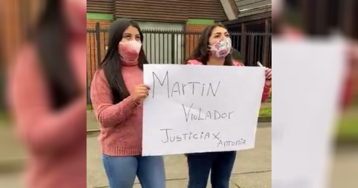 [VIDEO] Mujeres protestan afuera de la casa de Martín Pradenas con el himno de Las Tesis como fondo
tinyurl.com/y6tr9ng2