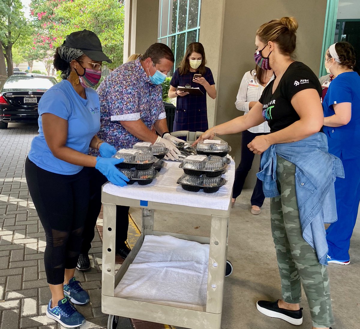 AMNHealthcare's tweet photo. The AMN team delivers 100 delicious meals from Haywire to our healthcare heroes at Medical City Plano! Joining our CEO, Susan Salka, are team members, Rodrigo Torres, Valerie Gale, and Kerstyn Joseph. https://t.co/OjaU2TZbBd