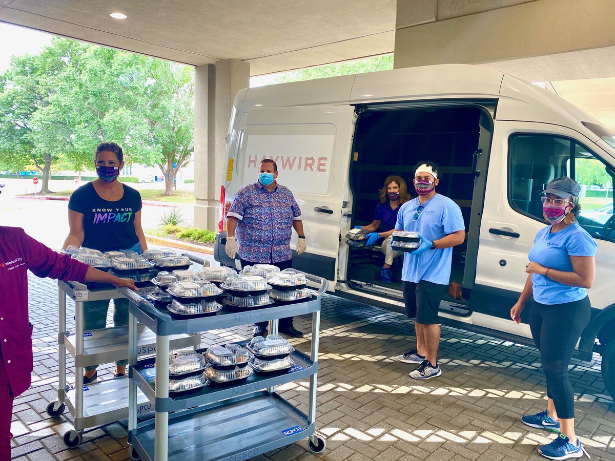 AMNHealthcare's tweet photo. The AMN team delivers 100 delicious meals from Haywire to our healthcare heroes at Medical City Plano! Joining our CEO, Susan Salka, are team members, Rodrigo Torres, Valerie Gale, and Kerstyn Joseph. https://t.co/OjaU2TZbBd