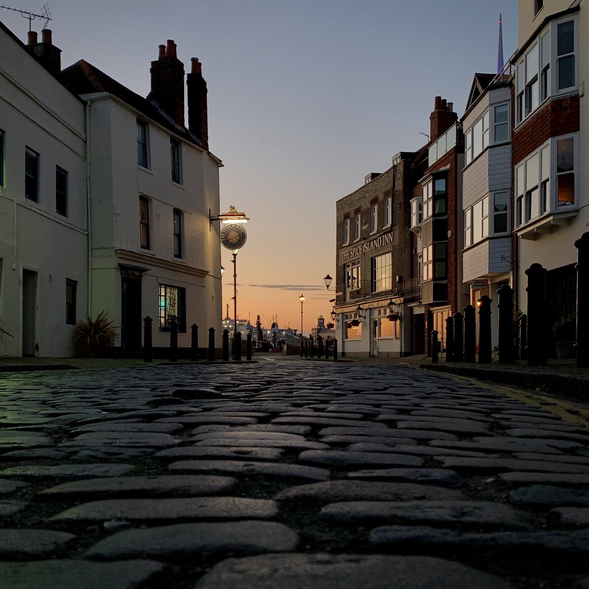 Definitely my most favourite street in Portsmouth. Looks amazing day and night! 🧡 #oldportsmouth #Portsmouth #southsea #hampshire #stillandwest #spiceisland #fullers #cobbles #cobblestone #sunset #sundown #shotoniphone #photography #barsigns #pubsigns #weststreet