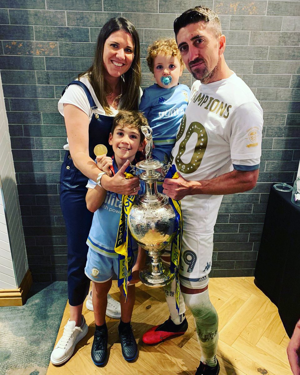Margarciafdez's tweet photo. CAMPEONES! 💙💛💙💛 https://t.co/AsRKlvjA8U
