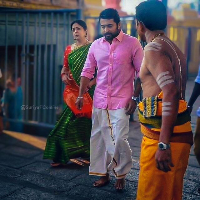 SSMusicTweet's tweet photo. A Candid click of @Suriya_offl &amp; #Jyothika !! 

#HappyBirthdaySuriya https://t.co/kiHrLA1WR4