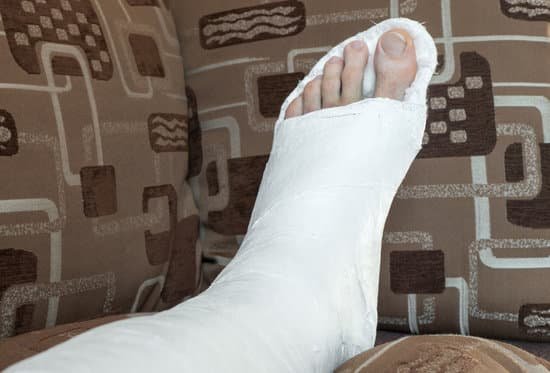 AOFAS's tweet photo. .@val_holmes1 from the @nthqldcowboys recently had surgery on his left ankle to repair an unstable syndesmosis joint. What is the syndesmosis and how do foot and ankle orthopaedic surgeons treat injuries to this joint? Find out from #FootCareMD: https://t.co/rLLwMDlmyz https://t.co/Gur9nnZLtk