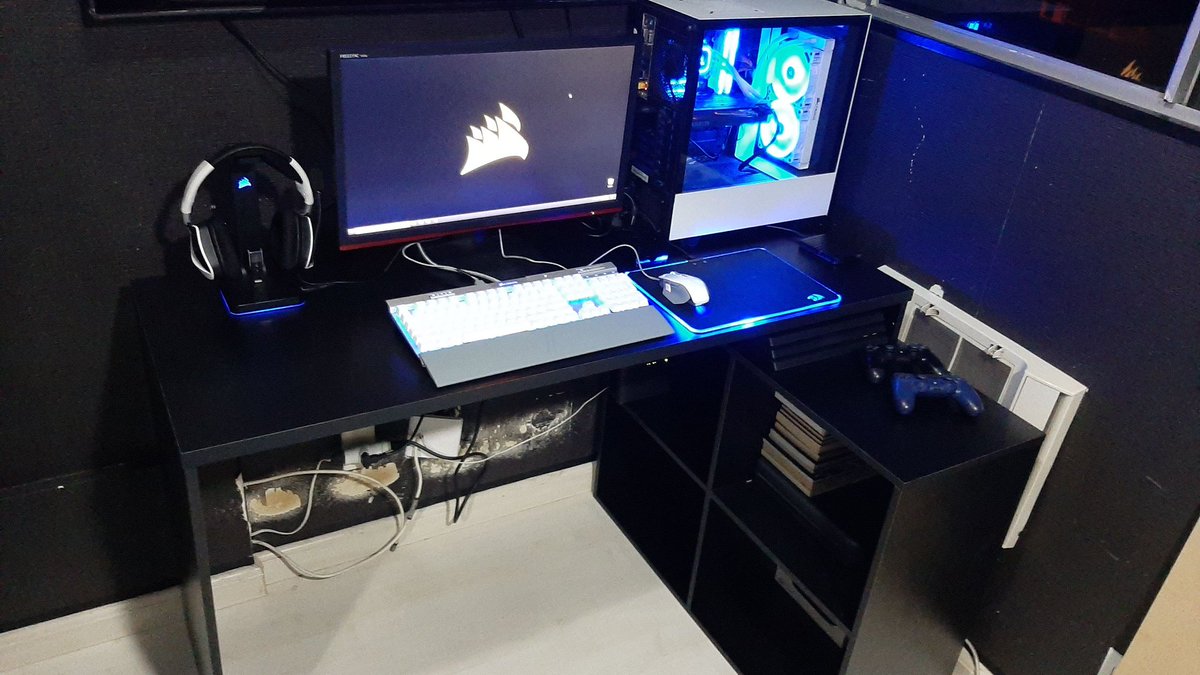 rangel_bfr_'s tweet photo. Montei a minha mesa, sim mais uma foto do setup, mas ignorem tudo e vejam só a mesa pfvr https://t.co/ZHC2i55OFn