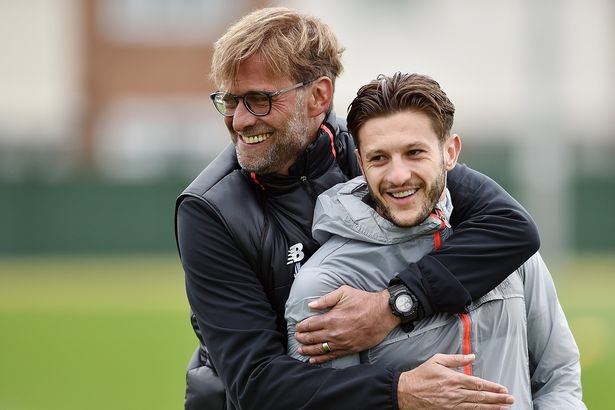LFCTransferRoom's tweet photo. Everybody lifts the trophy individually but Klopp tells Lallana to lift the trophy together with him. 

A last goodbye to the loyal midfielder ♥️ https://t.co/CYr7Hk6xz7