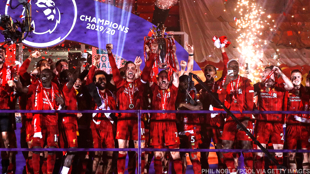 SportsCenter's tweet photo. LIVERPOOL LIFT THE PREMIER LEAGUE TROPHY FOR THE FIRST TIME! 🏆 @ESPNFC https://t.co/omGzsN84ZC