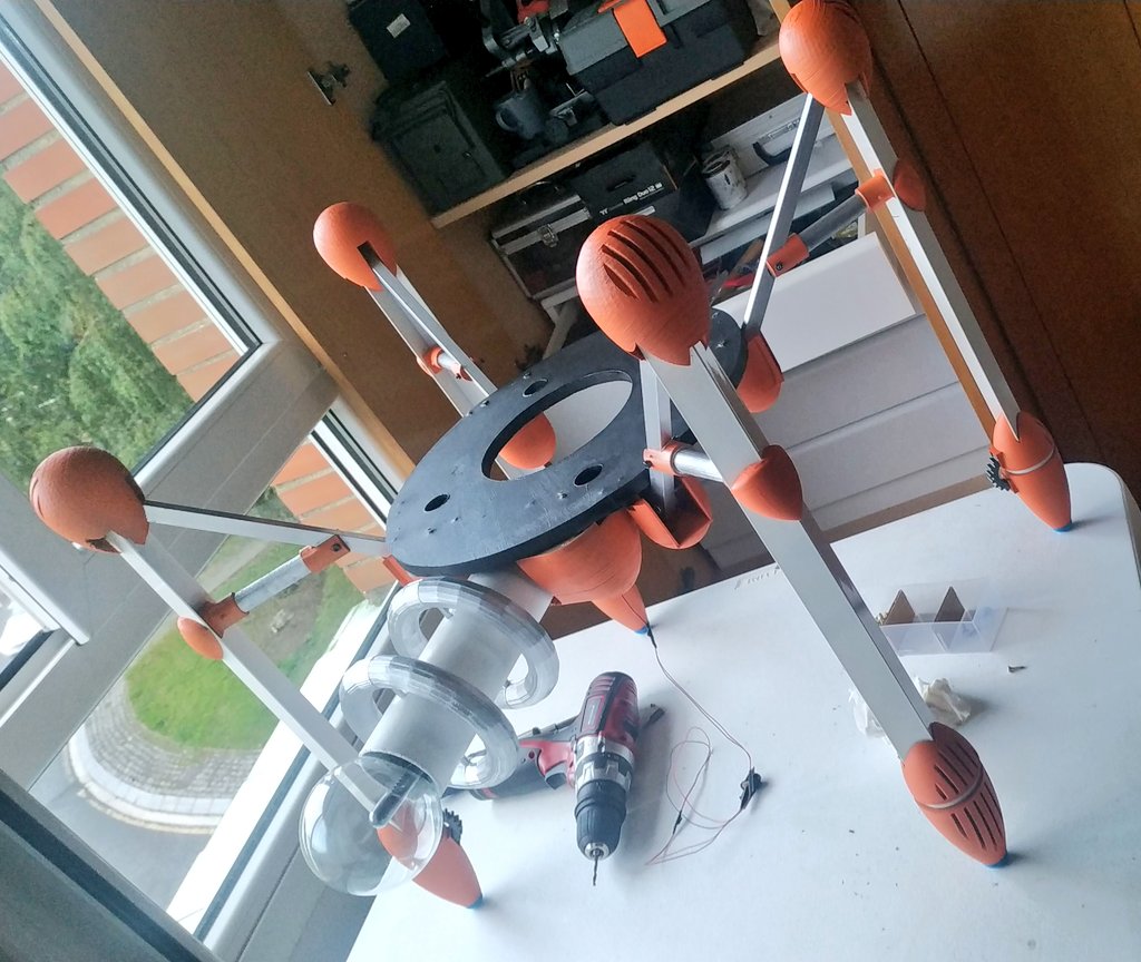 alberto_orco's tweet image. En fin, la civilización no va a acabarse ella sola y lo sabéis. Hay que construir robotos asesinos. 😇

#modding #casecon @Thermaltake_ES