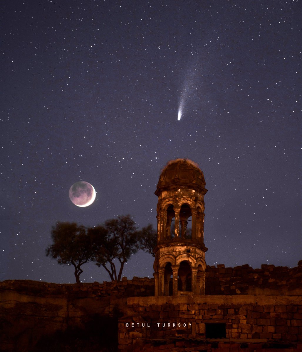 Bu akşam Ay ve Neowise.. 
Ay ve Neowise bu kadar yakın değildi elbette.. Yinede kuzey batı ufkunda, sosyal mesafeyi koruyaraktan her biri kendi yolunda ilerliyordu. Germir'deki tarihi kilisenin çan kulesi ile Neowise çekmeyi günlerdir planlamaya çalıştım, bu akşam ++👇🏻